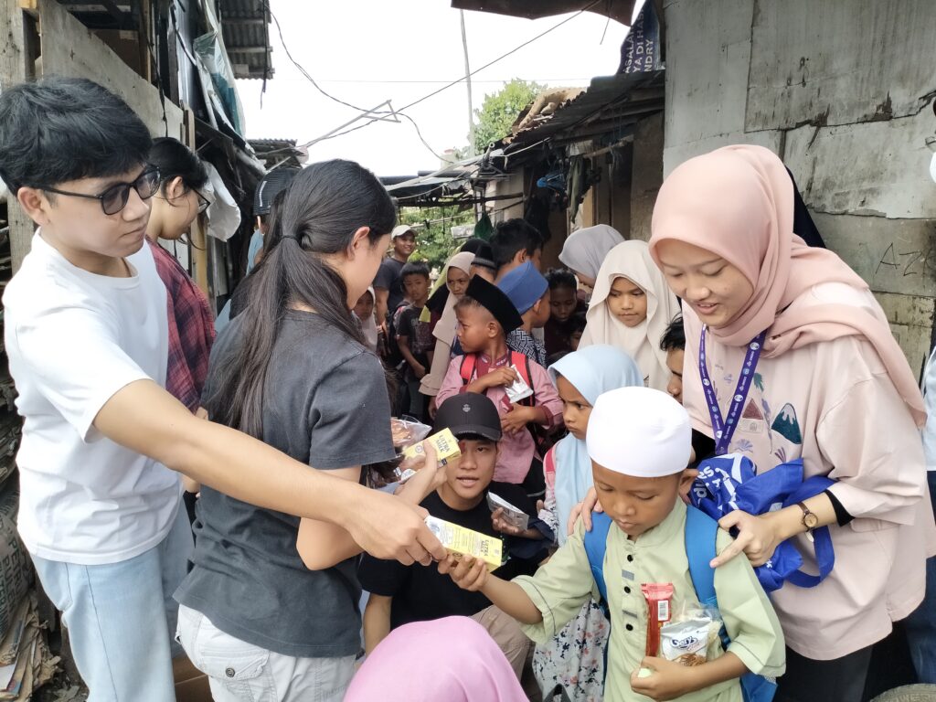 Pembagian Makanan Bergizi di Lapak Pemulung PLN