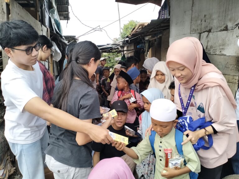 Pembagian Makanan Bergizi di Lapak Pemulung PLN