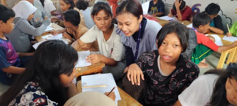 Les Gratis di Lapak Pemulung Pondok Aren