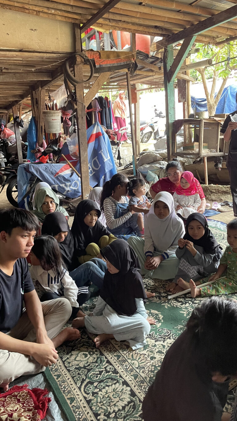 Les Gratis di Lapak Pemulung Danau Bungur, Tangerang Selatan